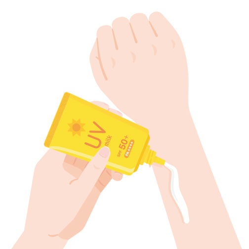 腕や脚などに塗るときは、直接容器から肌に出してOK。直線を描くように出した後、手のひらで円を描くようにムラなく塗ります。裏側も忘れずに塗りましょう。