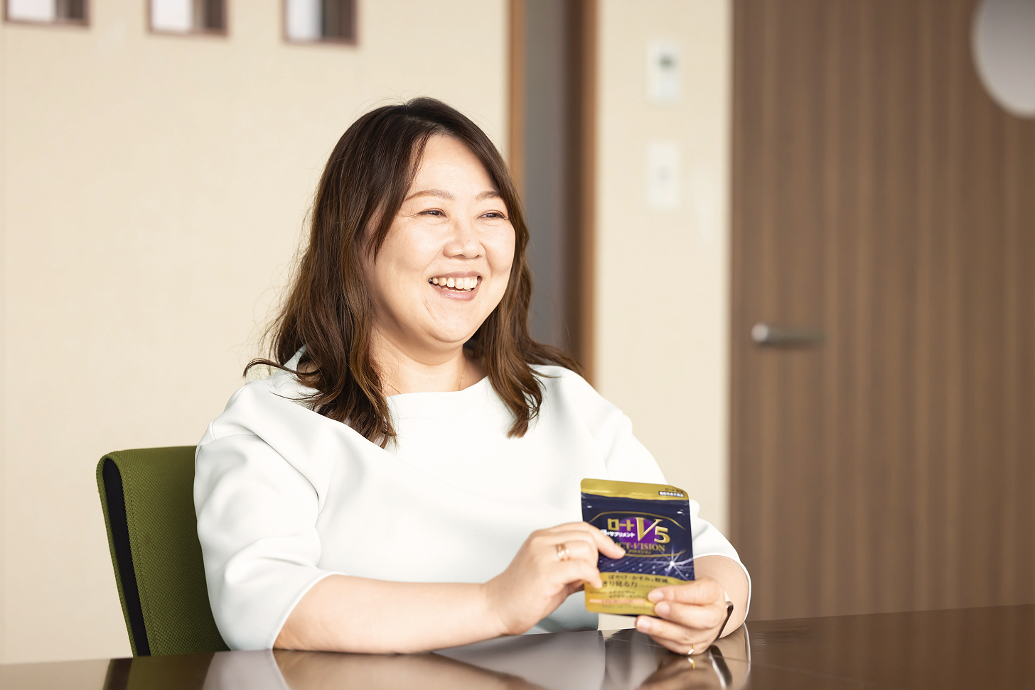 「ロート製薬は、目薬の会社だから信頼感できます」と笑顔に。